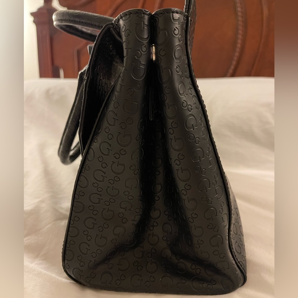 Guess purse - Picture 8 of 13